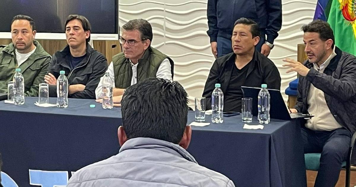 Acuerdo en los Yungas permitirá ingreso de maquinaria y cisternas para desbloquear zonas de protesta