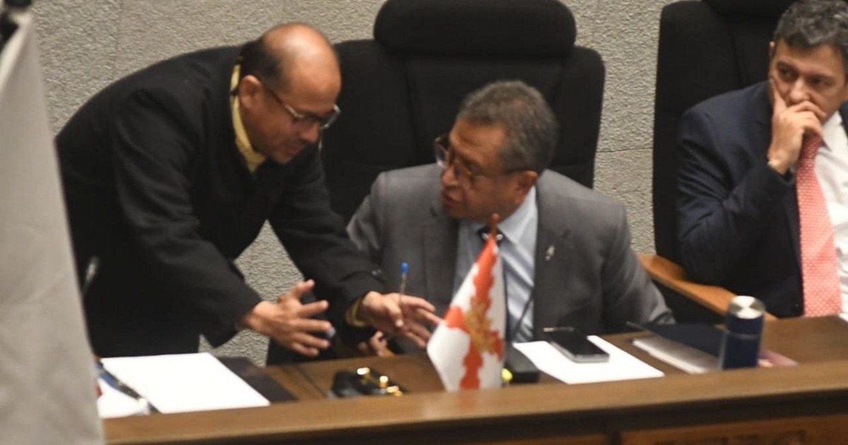Ministro Oviedo responsabiliza al teniente Manzaneda por ocultar llegada de 32 maletas y enfrenta interpelación en la Asamblea