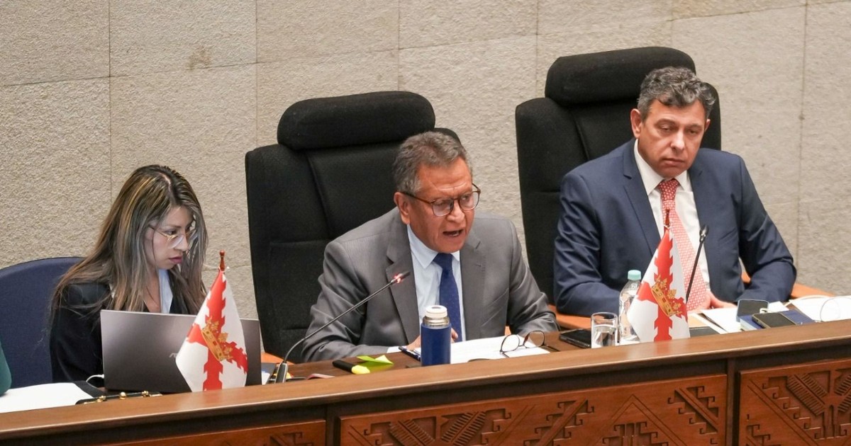 Legisladores cierran filas en defensa de la democracia y descartan destitución de ministro Oviedo