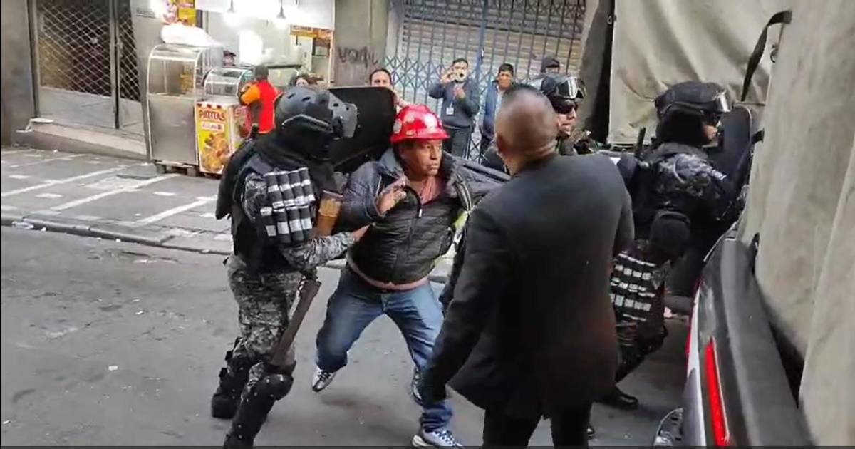 Policía desaloja a miembros de la COB que tomaban el Ministerio de Trabajo en La Paz