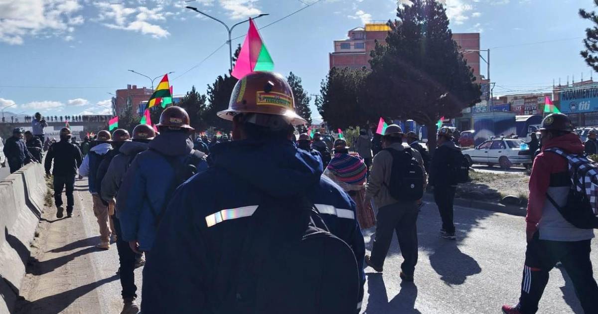 Mineros cooperativistas marchan desde El Alto hasta el centro de La Paz para exigir atención gubernamental