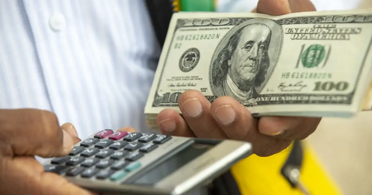 El dólar inicia el viernes con leve baja y cotización por encima de Bs 10