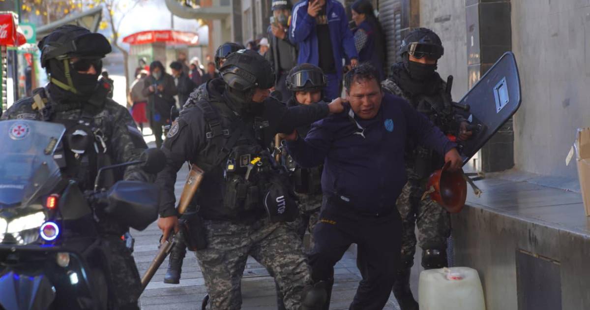 Seis mineros cooperativistas son arrestados y luego liberados tras enfrentamientos con la Policía en La Paz Seis mineros cooperativistas son arrestados y luego liberados tras enfrentamientos con la Policía en La Paz