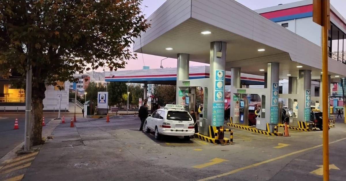 Bloqueos afectan distribución de combustible y generan largas filas en estaciones del eje central