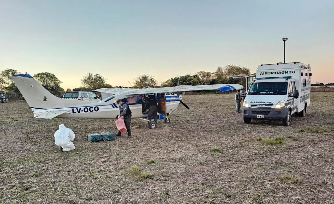 Secuestran avioneta con más de 320 kilos de cocaína y detienen a piloto y copiloto en Santa Fe, Argentina