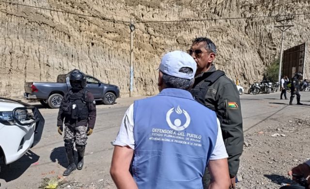 Defensoría del Pueblo reporta 57 detenidos y una persona herida tras operativos de desbloqueo en La Paz y El Alto