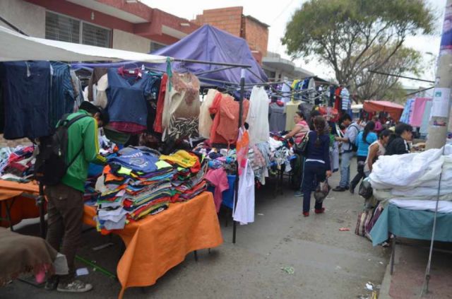 Crisis económica impulsa crecimiento del comercio informal de ropa usada en Tarija