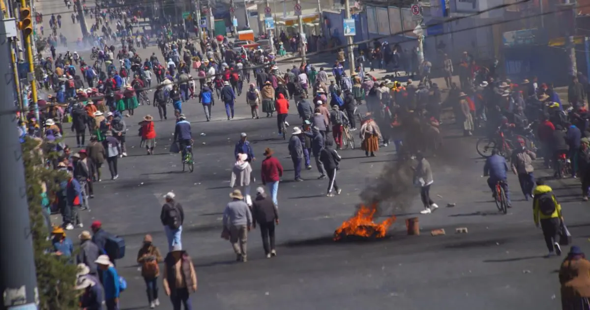 Persisten bloqueos en Bolivia: 22 puntos de protesta afectan principalmente a La Paz en la tercera semana de movilizaciones