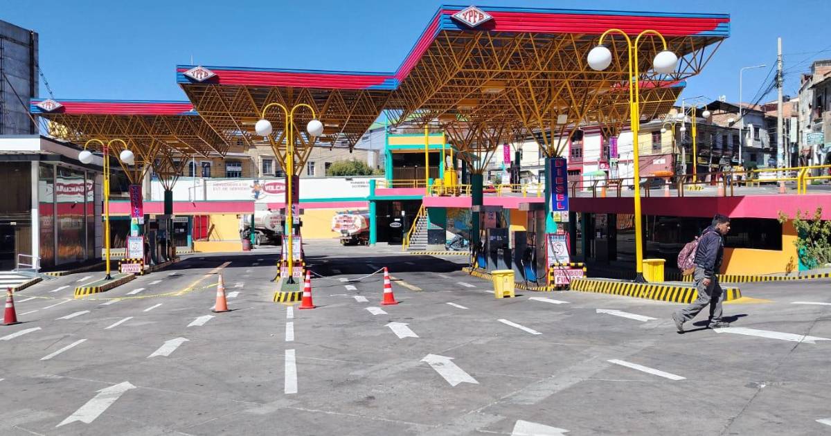 Bloqueos en La Paz y El Alto provocan desabastecimiento de combustible y largas filas en surtidores