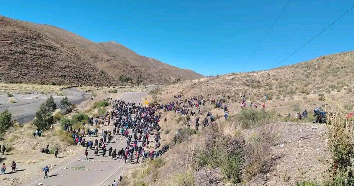 Campesinos mantienen bloqueos en vías paceñas exigiendo renuncia de presidente Rodrigo Paz y cumplimiento de demandas Campesinos mantienen bloqueos en vías paceñas exigiendo renuncia de presidente Rodrigo Paz y cumplimiento de demandas