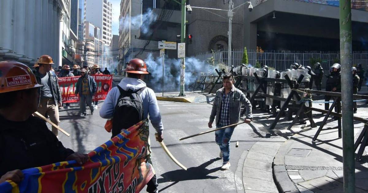 Violentas protestas en La Paz dejan saqueos, heridos y paralización parcial del Mi Teleférico Violentas protestas en La Paz dejan saqueos, heridos y paralización parcial del Mi Teleférico