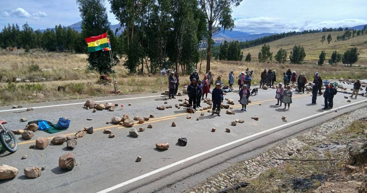 Marchistas mantienen 16 bloqueos en La Paz y enfrentan a la Policía cerca de la Plaza Murillo Marchistas mantienen 16 bloqueos en La Paz y enfrentan a la Policía cerca de la Plaza Murillo