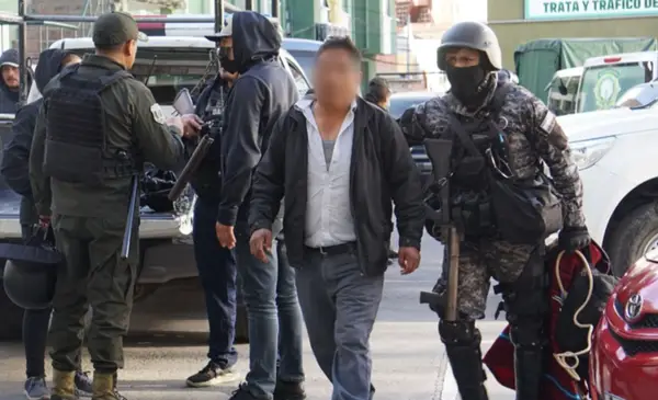 Incidentes en La Paz dejan daños a vehículos policiales y particulares, incluyendo quema de patrulla