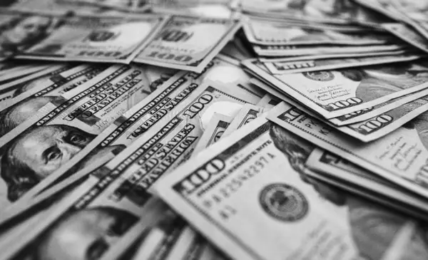 Mercado paralelo y oficial muestran diferencias en el tipo de cambio del dólar