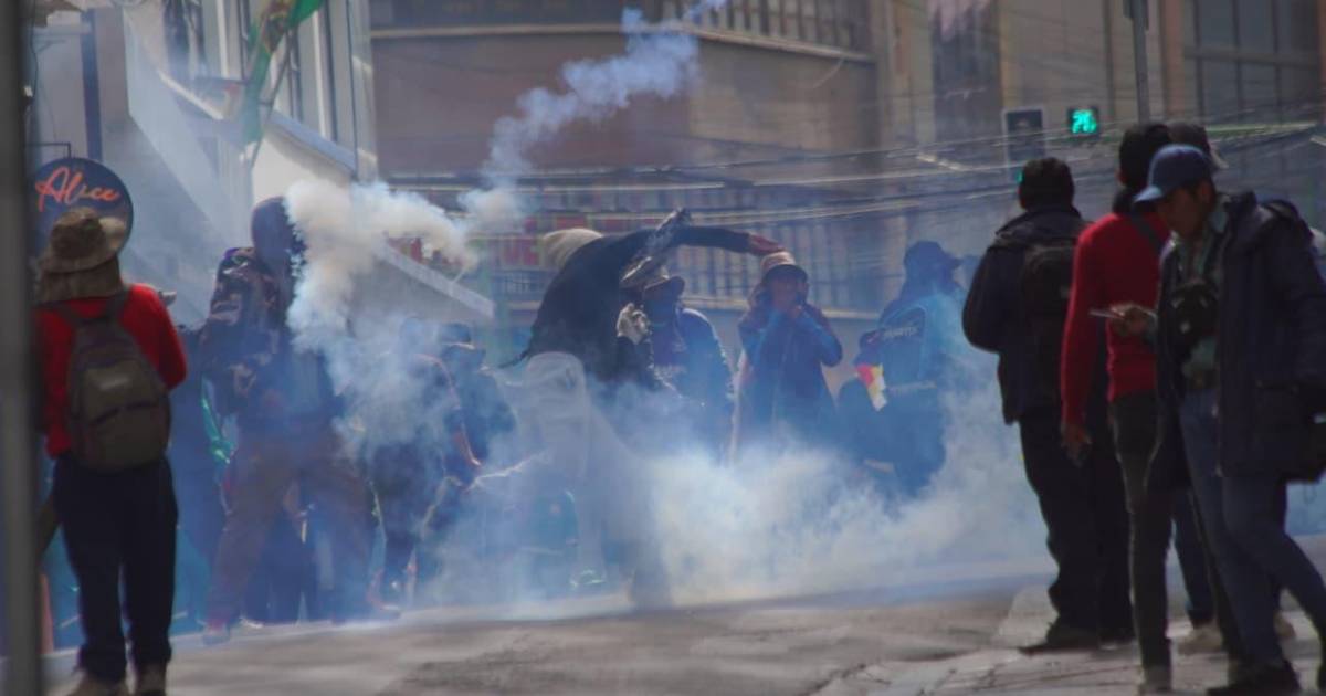 Violentos enfrentamientos en La Paz entre manifestantes y policías dejan daños y un herido