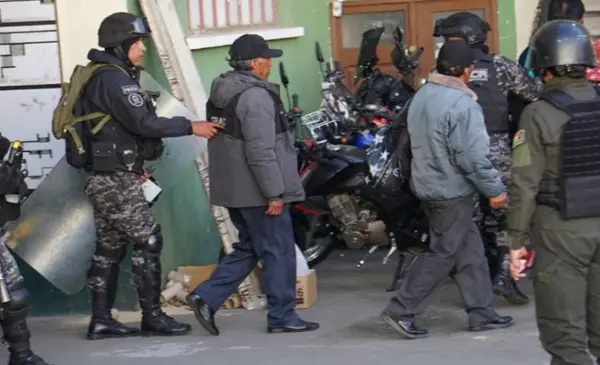 Fiscal Muñoz informa sobre 130 aprehendidos y arrestados tras enfrentamientos en La Paz Fiscal Muñoz informa sobre 130 aprehendidos y arrestados tras enfrentamientos en La Paz