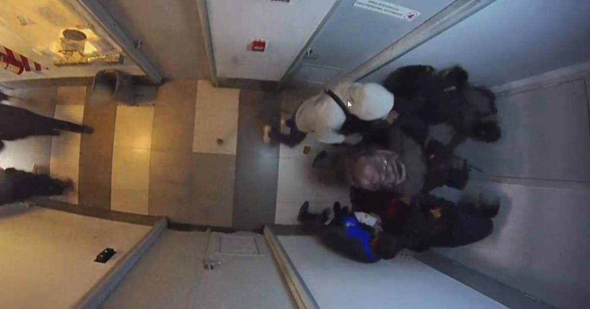 Policía reporta robo de armamento y equipos durante disturbios en el teleférico celeste de La Paz Policía reporta robo de armamento y equipos durante disturbios en el teleférico celeste de La Paz