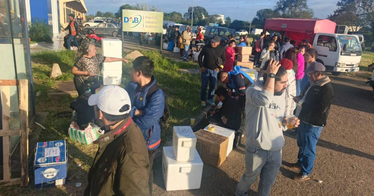 Largas filas en Viru Viru para enviar alimentos a La Paz, El Alto y Cochabamba Largas filas en Viru Viru para enviar alimentos a La Paz, El Alto y Cochabamba