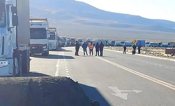 Bloqueos en Tambo Quemado mantienen a 150 camiones varados y afectan cadena logística Bloqueos en Tambo Quemado mantienen a 150 camiones varados y afectan cadena logística