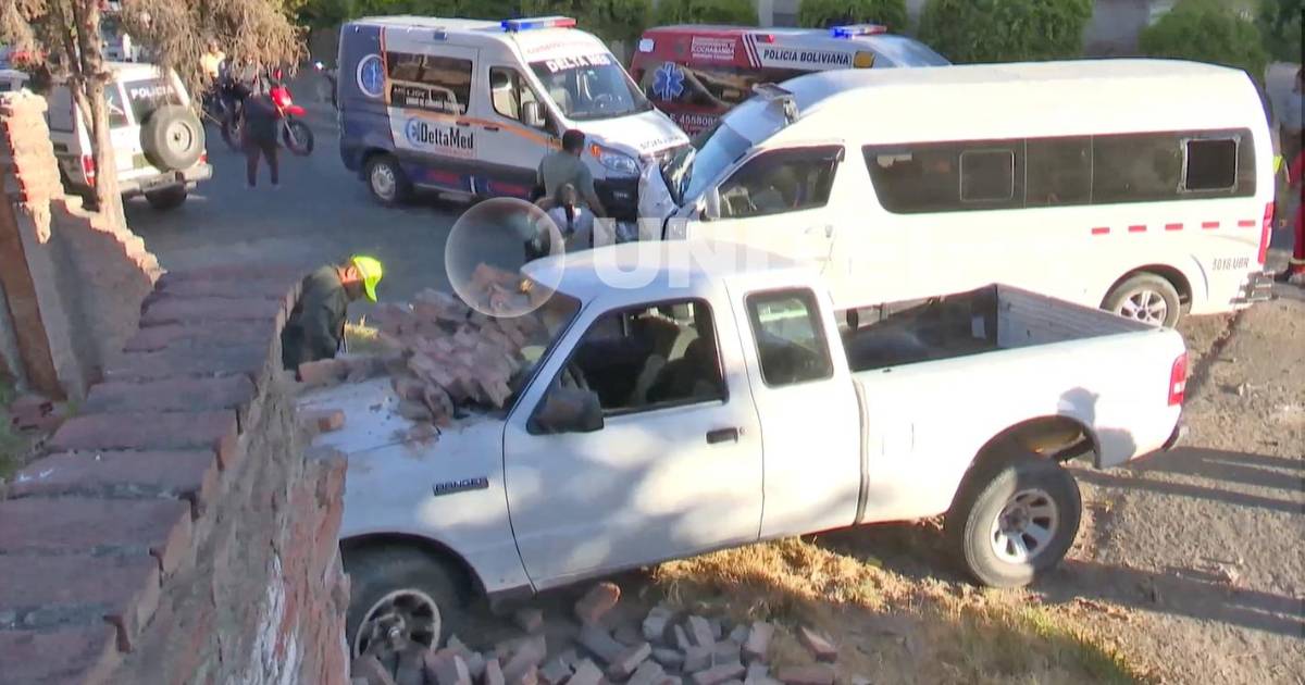 Accidente en zona norte de Cochabamba: camioneta impacta contra minibús y muro de vivienda