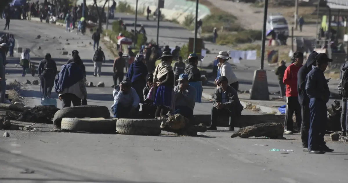 Persisten 22 días de bloqueos en Bolivia con 51 vías obstaculizadas en ocho departamentos Persisten 22 días de bloqueos en Bolivia con 51 vías obstaculizadas en ocho departamentos