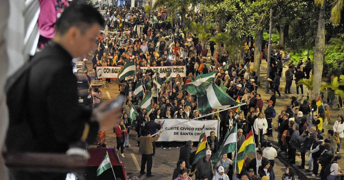 Cívicos convocan a la ‘Gran Marcha por la Democracia’ para exigir fin a bloqueos en La Paz Cívicos convocan a la ‘Gran Marcha por la Democracia’ para exigir fin a bloqueos en La Paz