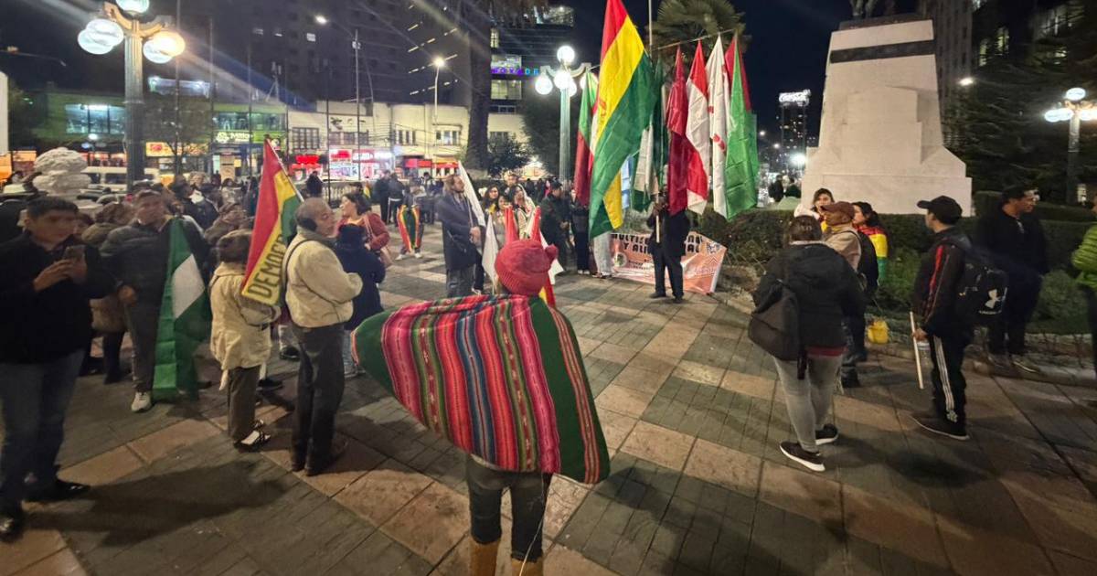 Ciudadanos de La Paz y El Alto realizan cacerolazo contra bloqueos y movilizaciones violentas Ciudadanos de La Paz y El Alto realizan cacerolazo contra bloqueos y movilizaciones violentas