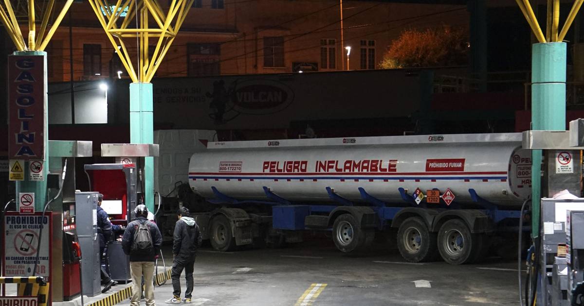 Policía habilita paso de camiones en Senkata sin uso de la fuerza durante bloqueos en El Alto