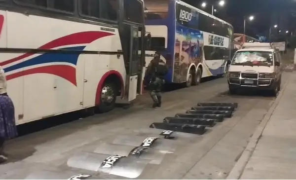 Policías y militares inician operativo pacífico para despejar la ruta La Paz – Oruro Policías y militares inician operativo pacífico para despejar la ruta La Paz – Oruro