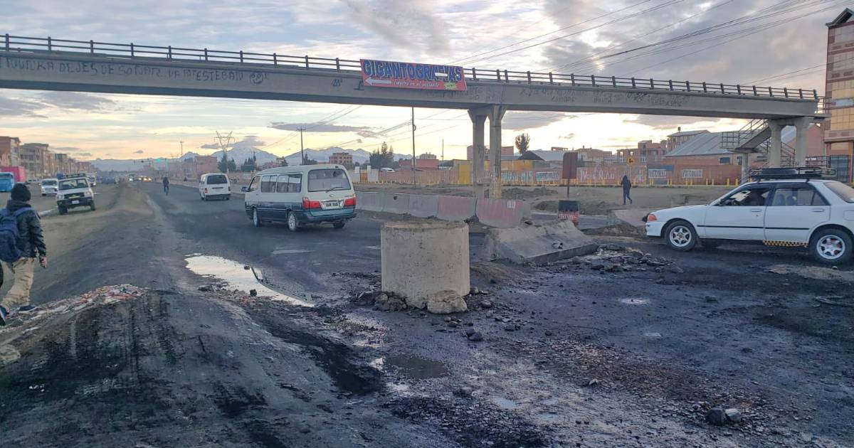 Policía y Fuerzas Armadas avanzan con maquinaria pesada para limpiar la vía La Paz – Oruro