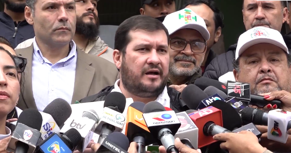 Comité Cívico de Santa Cruz exige intervención de las Fuerzas Armadas para restablecer el orden en La Paz Comité Cívico de Santa Cruz exige intervención de las Fuerzas Armadas para restablecer el orden en La Paz