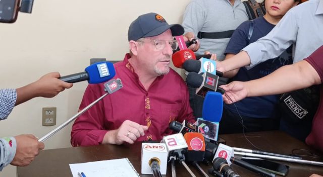 Alcalde Johnny Torres pide medidas urgentes para mejorar conectividad aérea y transporte terrestre mientras se debate el 50/50