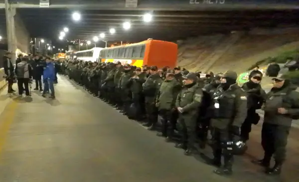 Policías y militares despliegan operativo para garantizar paso de insumos esenciales hacia La Paz y El Alto Policías y militares despliegan operativo para garantizar paso de insumos esenciales hacia La Paz y El Alto
