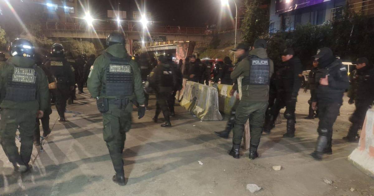 Policía desbloquea peaje de la autopista La Paz–El Alto tras operativo sin uso de agentes químicos