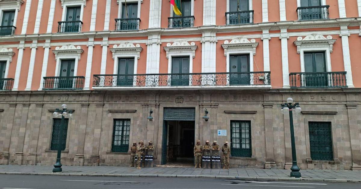 Gobierno convoca a diálogo con Federación Tupac Katari, pero reunión no se instala hasta pasadas las 10:00 Gobierno convoca a diálogo con Federación Tupac Katari, pero reunión no se instala hasta pasadas las 10:00