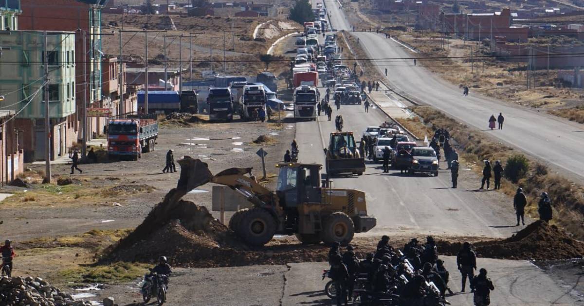 Gobierno instala gabinete ministerial mientras continúa operativo para despejar ruta La Paz–Oruro Gobierno instala gabinete ministerial mientras continúa operativo para despejar ruta La Paz–Oruro