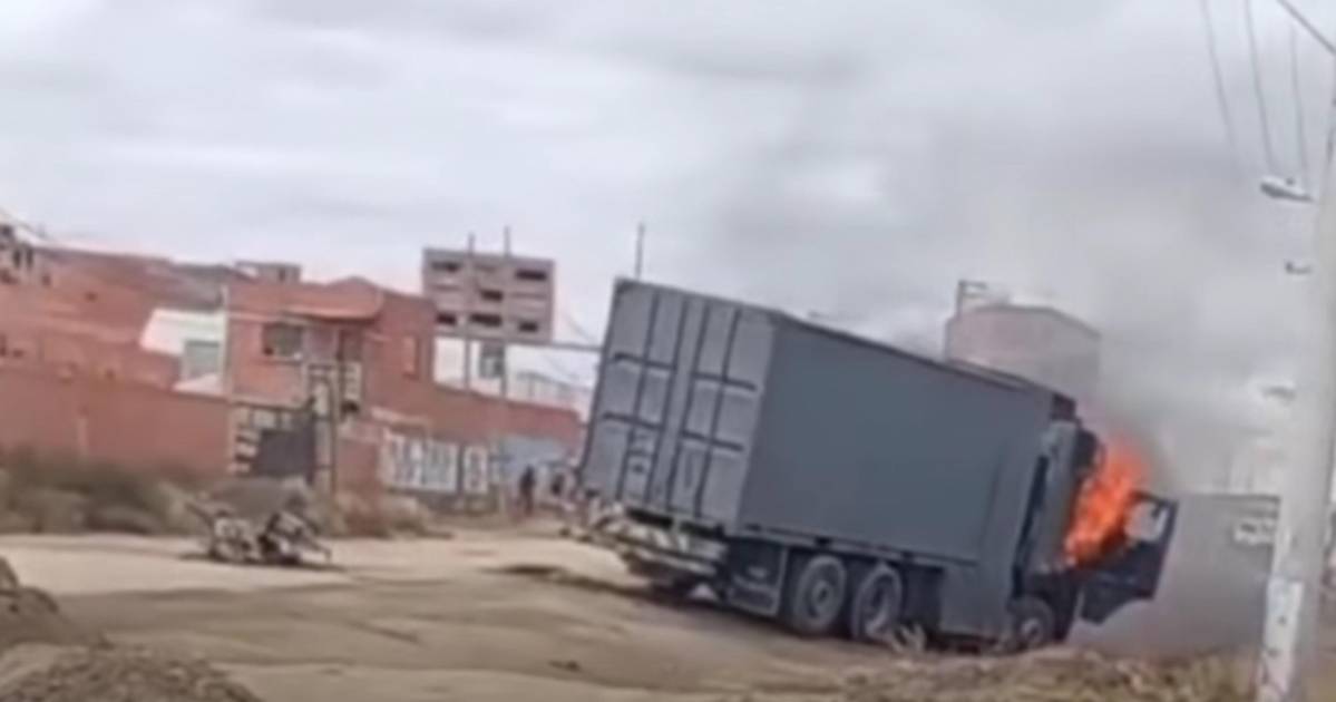 Incendian vehículo militar durante operativo de desbloqueo en Caracollo, Oruro Incendian vehículo militar durante operativo de desbloqueo en Caracollo, Oruro