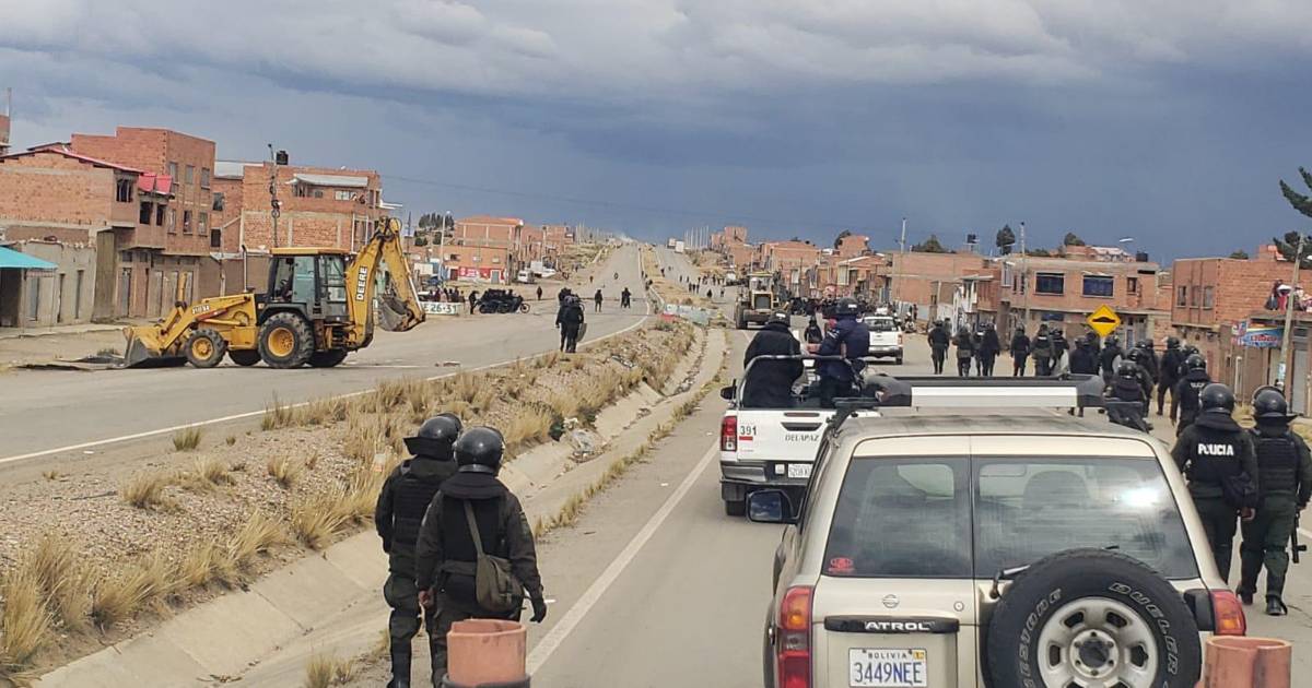 Ministro Zamora califica de positivo el operativo para liberar la ruta La Paz-Oruro y garantizar el abastecimiento