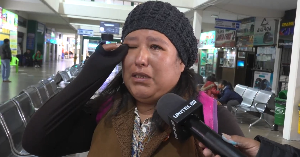 Nancy Huanca y su familia esperan desde Brasil en terminal cruceña para llegar a La Paz ante delicado estado de salud de su madre