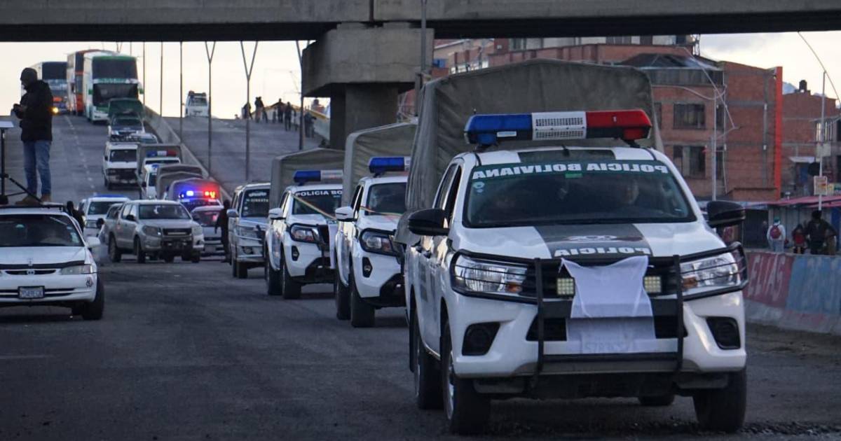 Policía y militares habilitan corredor humanitario en la carretera La Paz–Oruro tras bloqueo en Achica Arriba