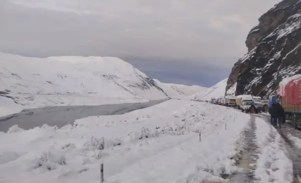 Suspenden temporalmente salidas de buses hacia Nor y Sud Yungas por intensa nevada en La Cumbre Suspenden temporalmente salidas de buses hacia Nor y Sud Yungas por intensa nevada en La Cumbre