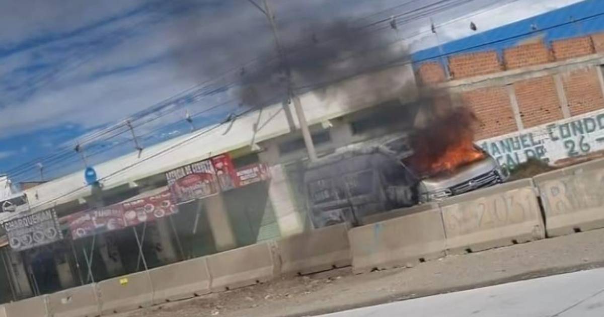 Manifestantes apedrean e incendian minibús tras operativo en El Alto