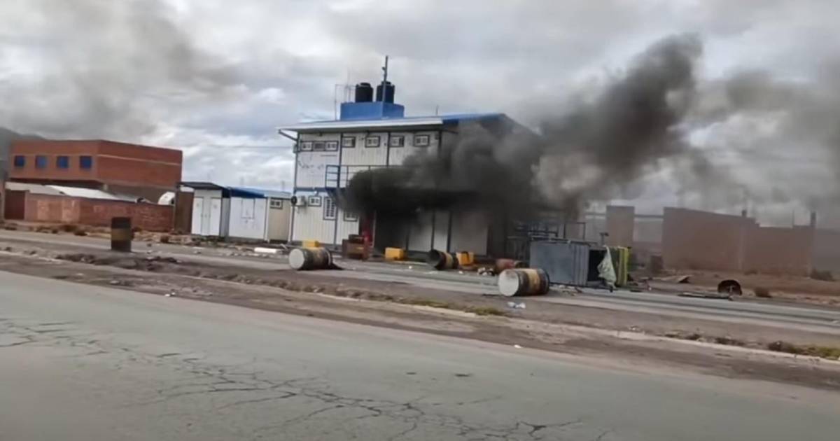 Incendio y destrozos en retén de Achica Arriba tras enfrentamientos por desbloqueo en La Paz