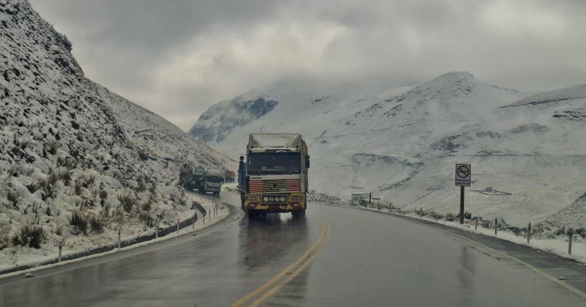 Intensa nevada sorprende a habitantes de El Alto y La Paz este domingo