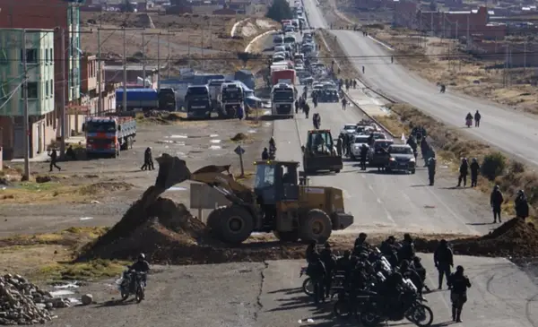 Bloqueos en seis regiones de Bolivia persisten tras fracaso de segundo operativo policial y militar