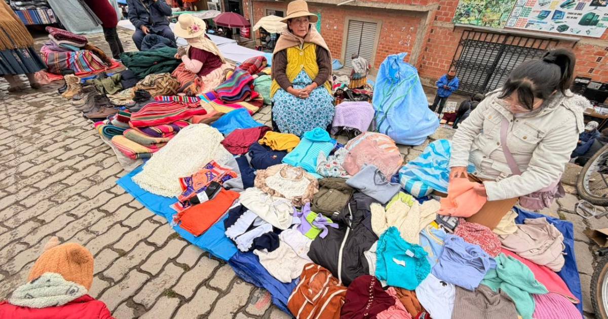 Comerciantes de la Feria 16 de Julio en El Alto reportan caída en ventas por bloqueos y prioridad en alimentos