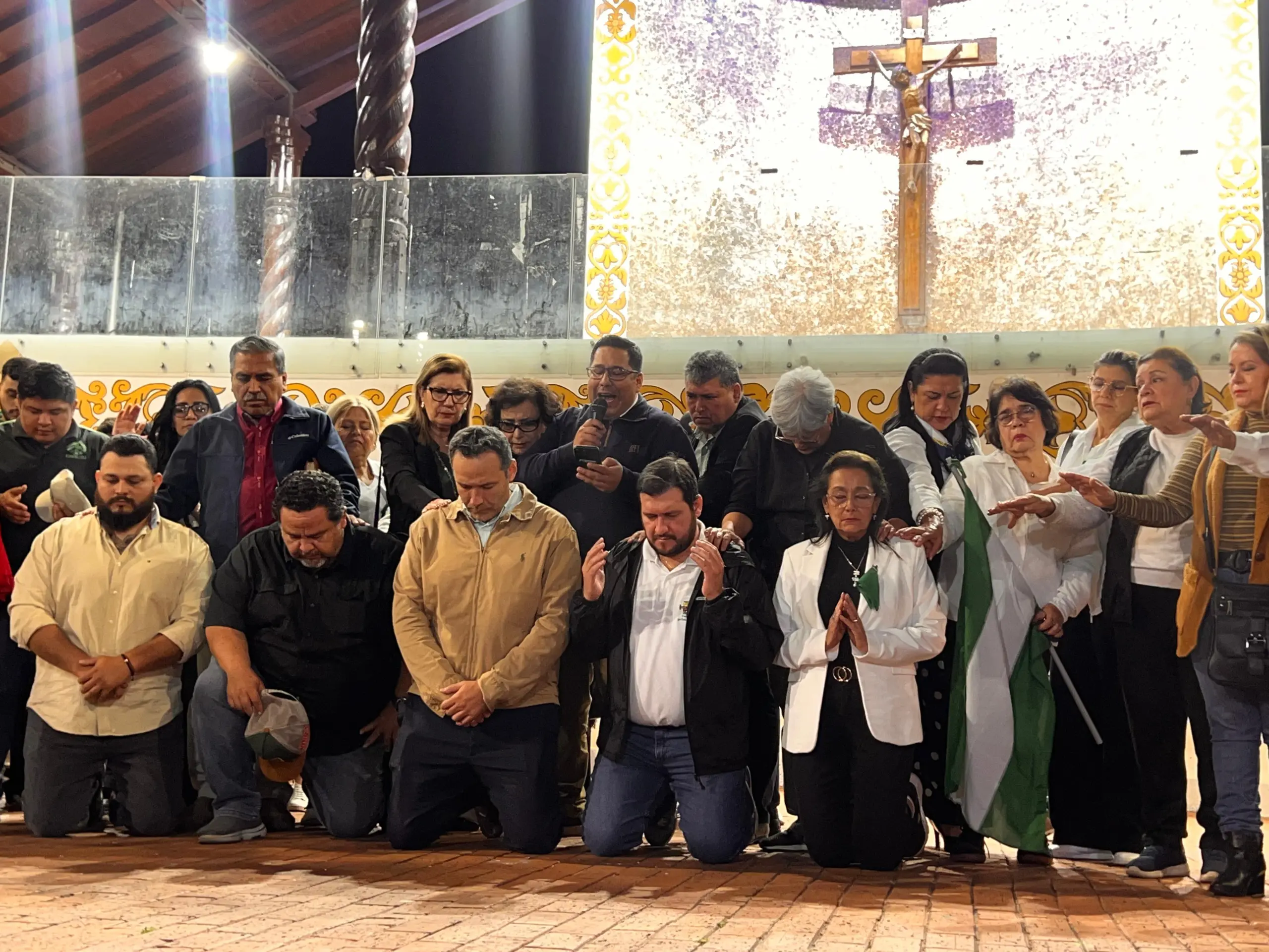 Cívicos se reúnen en el Cristo Redentor para orar por la pacificación del país