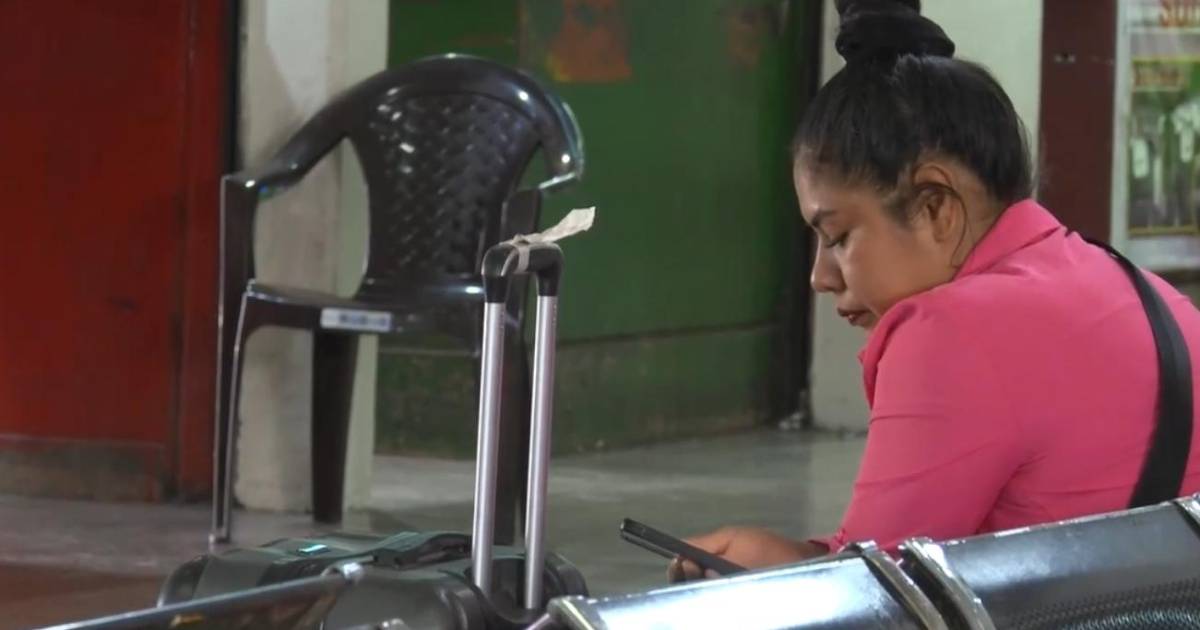 Pasajeros varados en la terminal Bimodal de Santa Cruz por bloqueos y conflictos Pasajeros varados en la terminal Bimodal de Santa Cruz por bloqueos y conflictos
