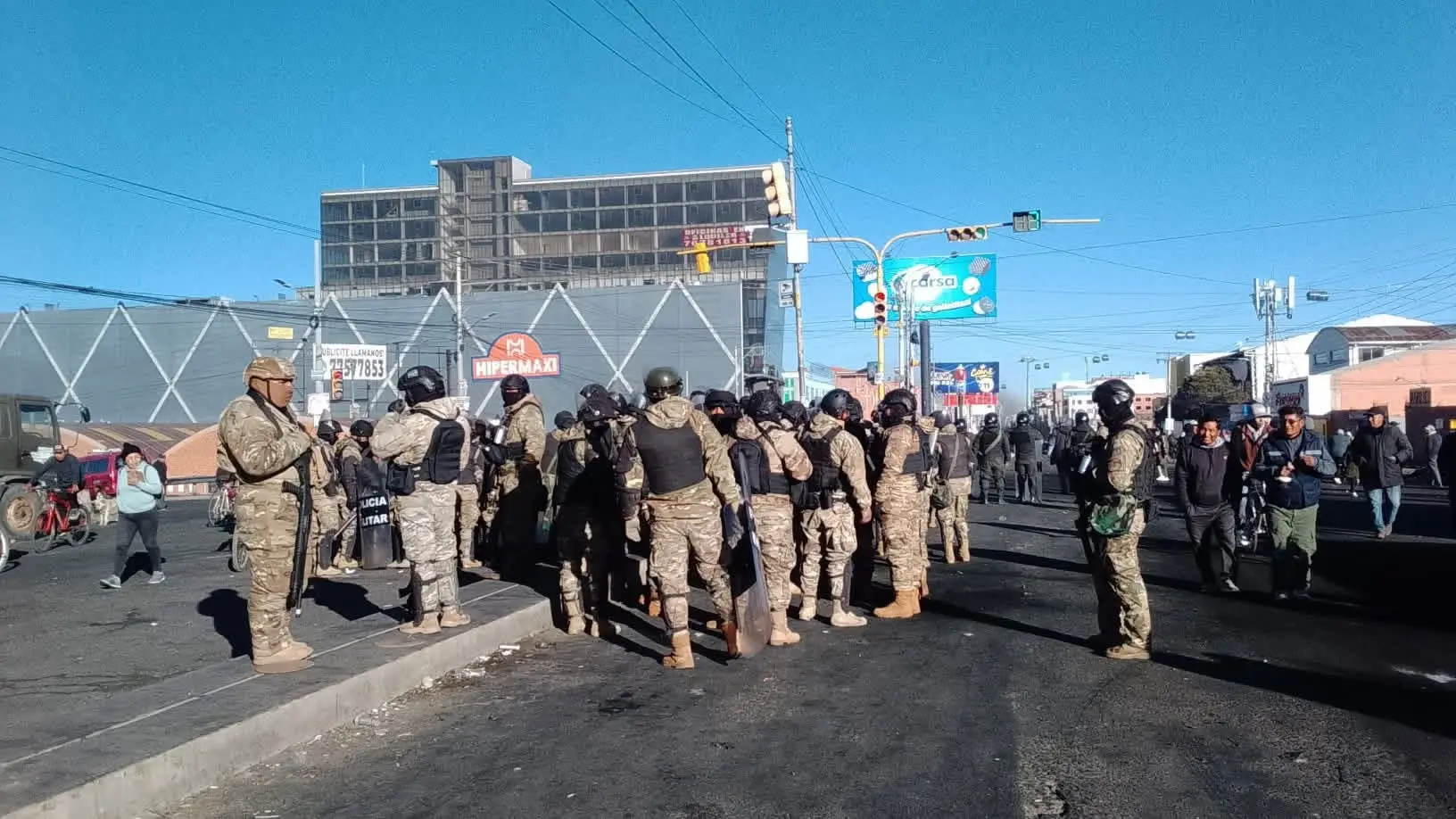 Persisten bloqueos en La Paz y otras regiones pese a llamados al diálogo del Gobierno