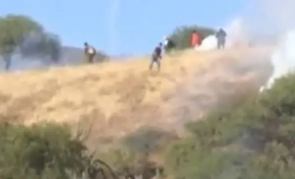Uso de dinamita y piedras marca operativo policial para despejar bloqueo en kilómetro 50 de la vía Cochabamba-occidente